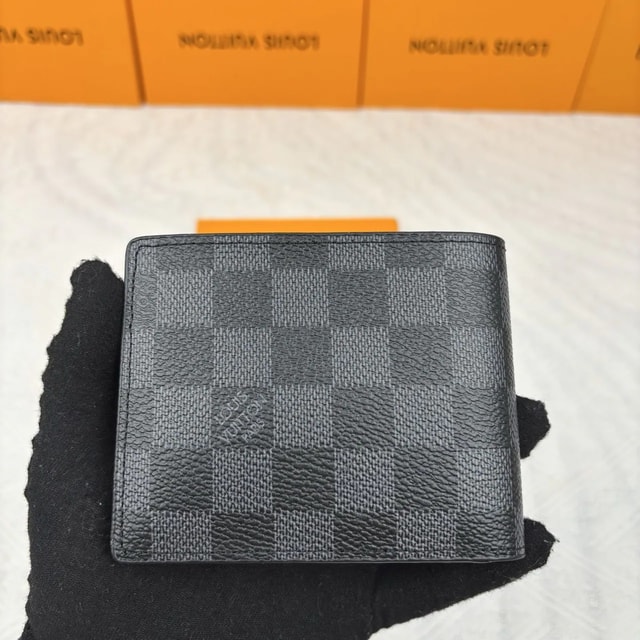 Black Checker Bifold Wallet Q04 product presentation