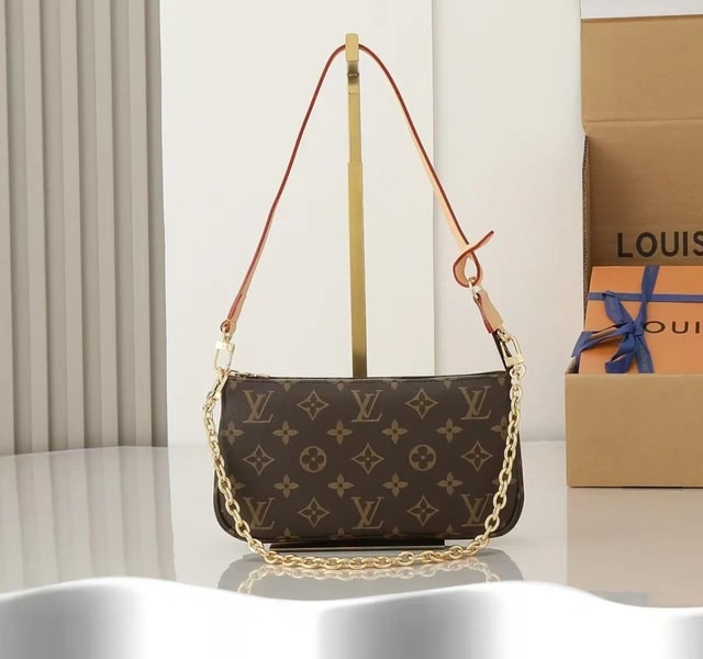 Brown Monogram Chain Shoulder Bag Q15 product presentation