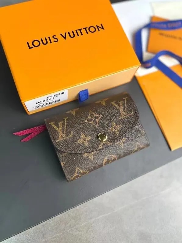 Brown Monogram Compact Coin Purse Q21 product presentation