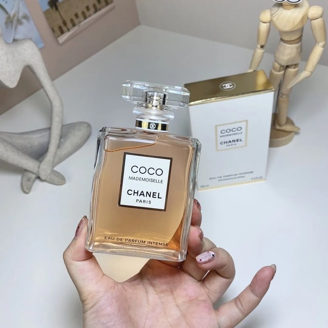 Chanel Coco Mademoiselle Eau de Parfum Intense product presentation