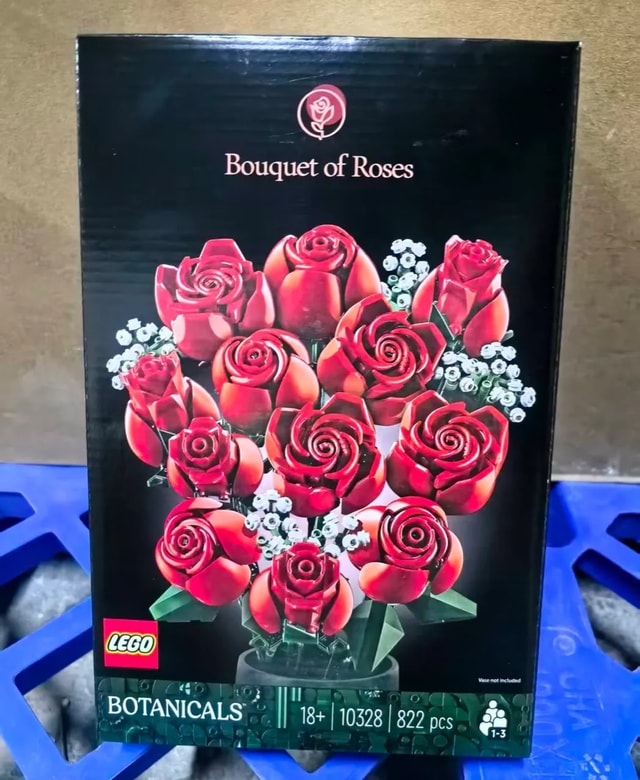 LEGO Botanicals Bouquet of Roses set 10328 822-piece retail box