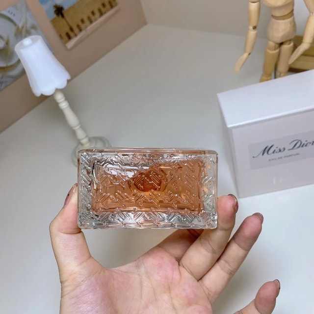 Miss Dior Eau de Parfum product presentation
