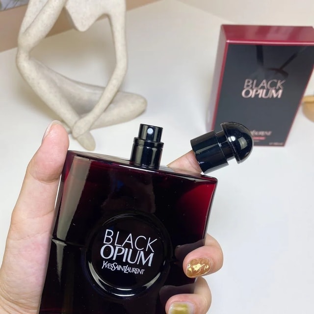 Yves Saint Laurent Black Opium Intense Eau de Parfum product presentation