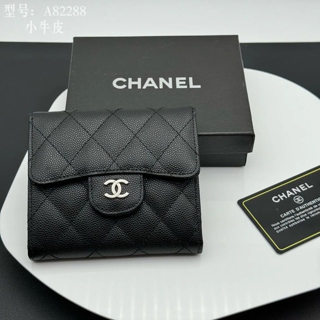 Black Quilted Compact Wallet Q10 product presentation
