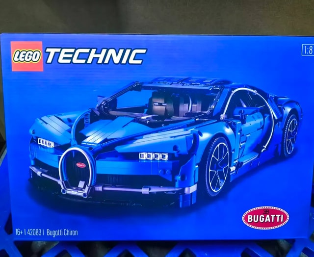 LEGO Technic Bugatti Chiron set 42083 blue 1 to 8 scale box