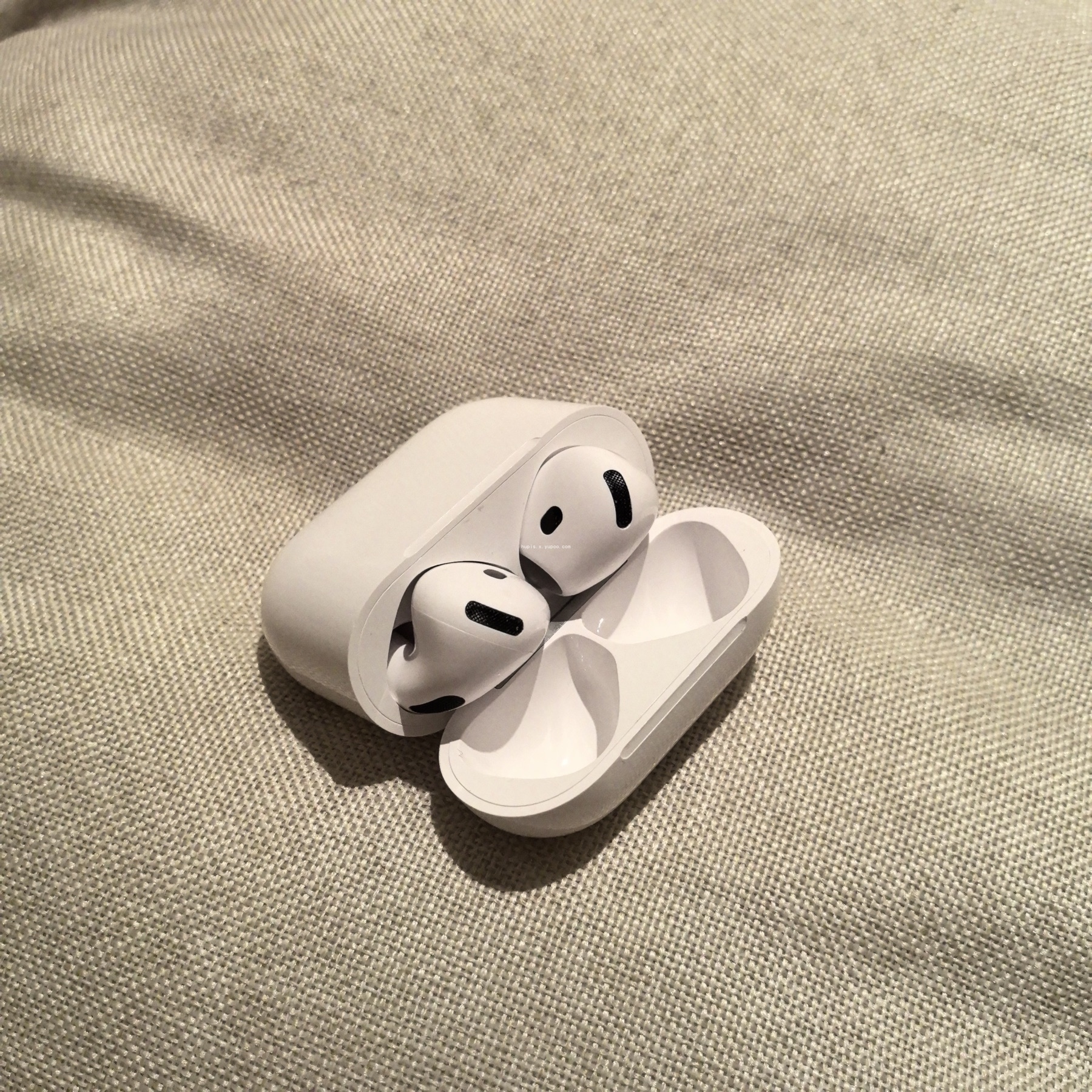 AirPods 4 product view 1