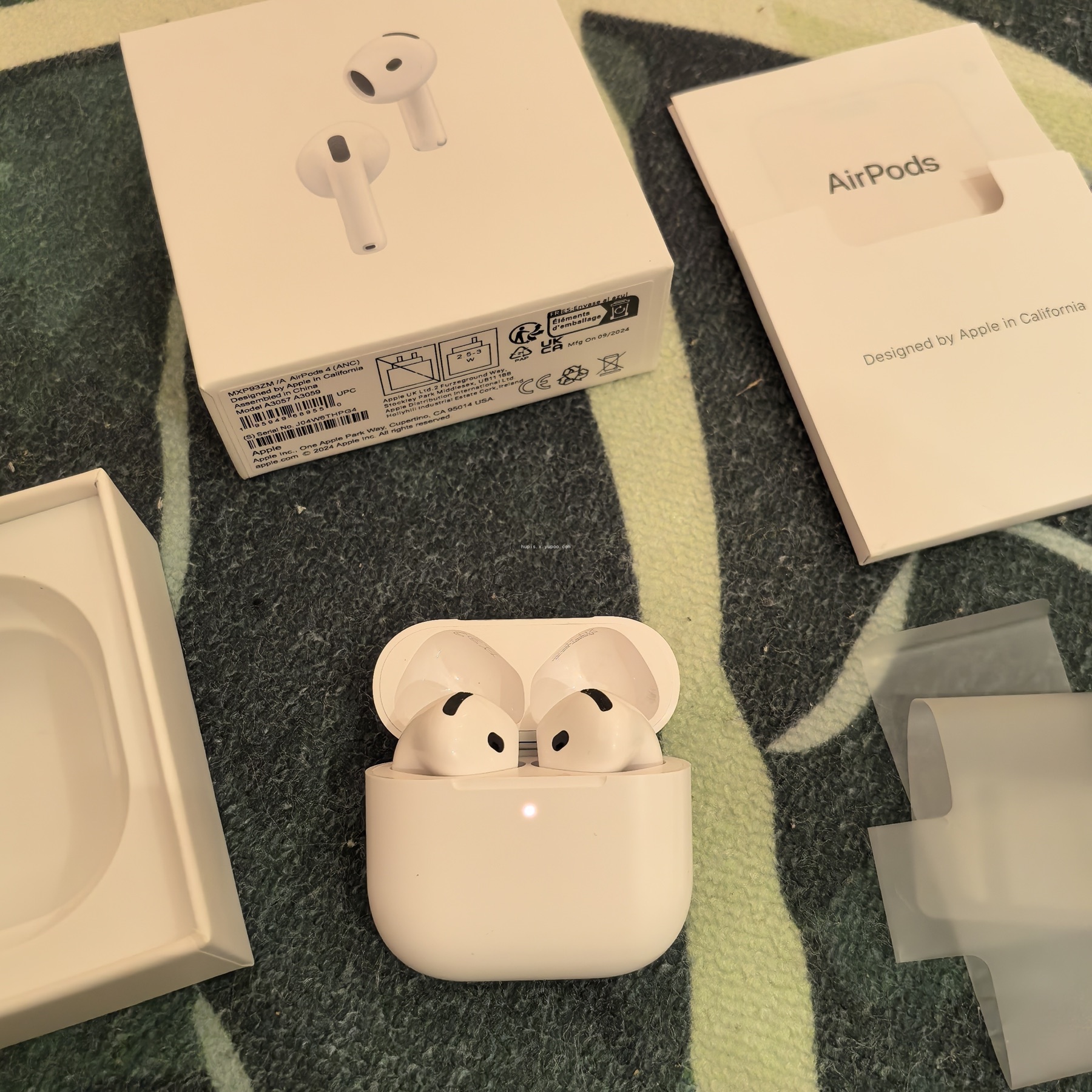 AirPods 4 product view 3