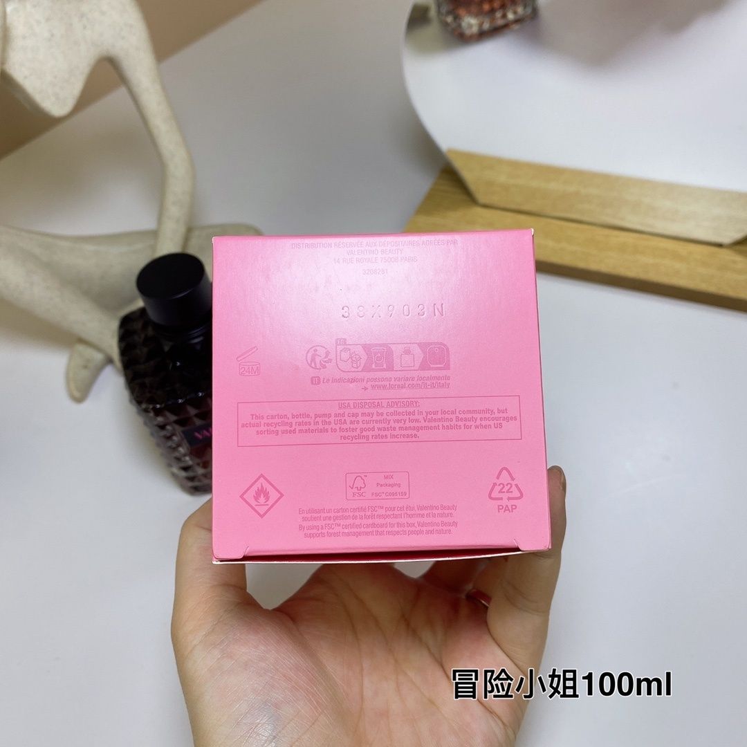 Valentino Donna Born in Roma Intense product view 2