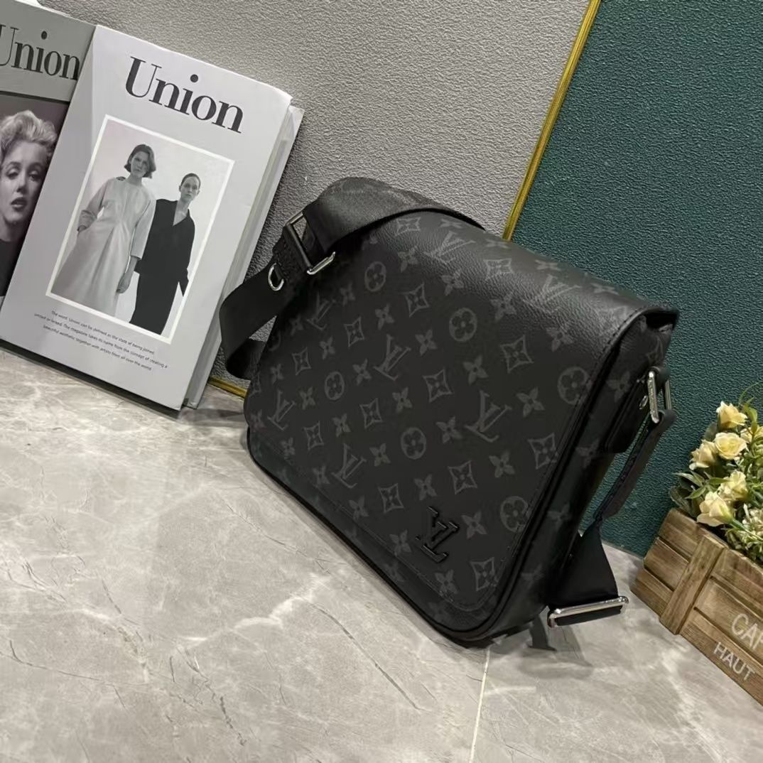 Black Monogram Messenger Bag Q16 product view 3
