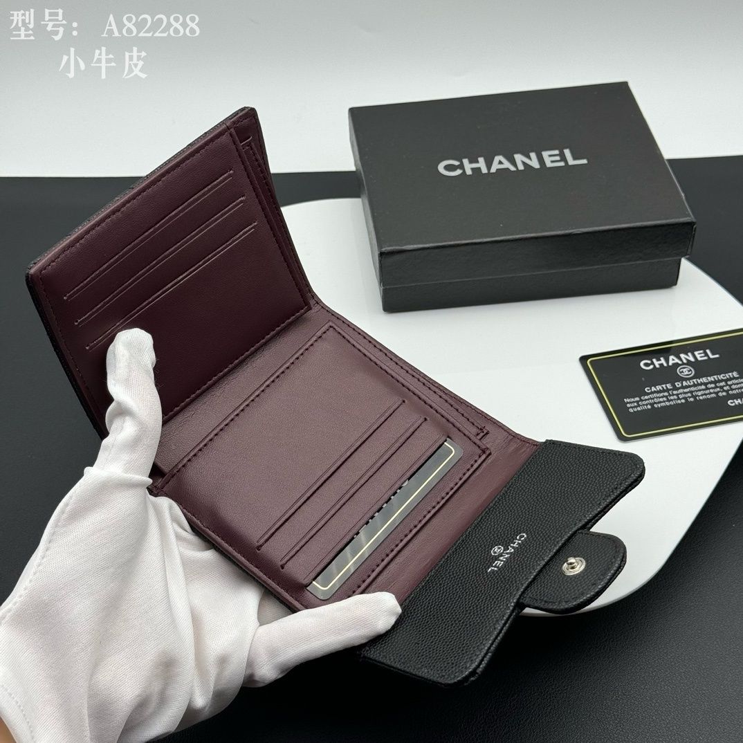 Black Quilted Compact Wallet Q10 product view 2