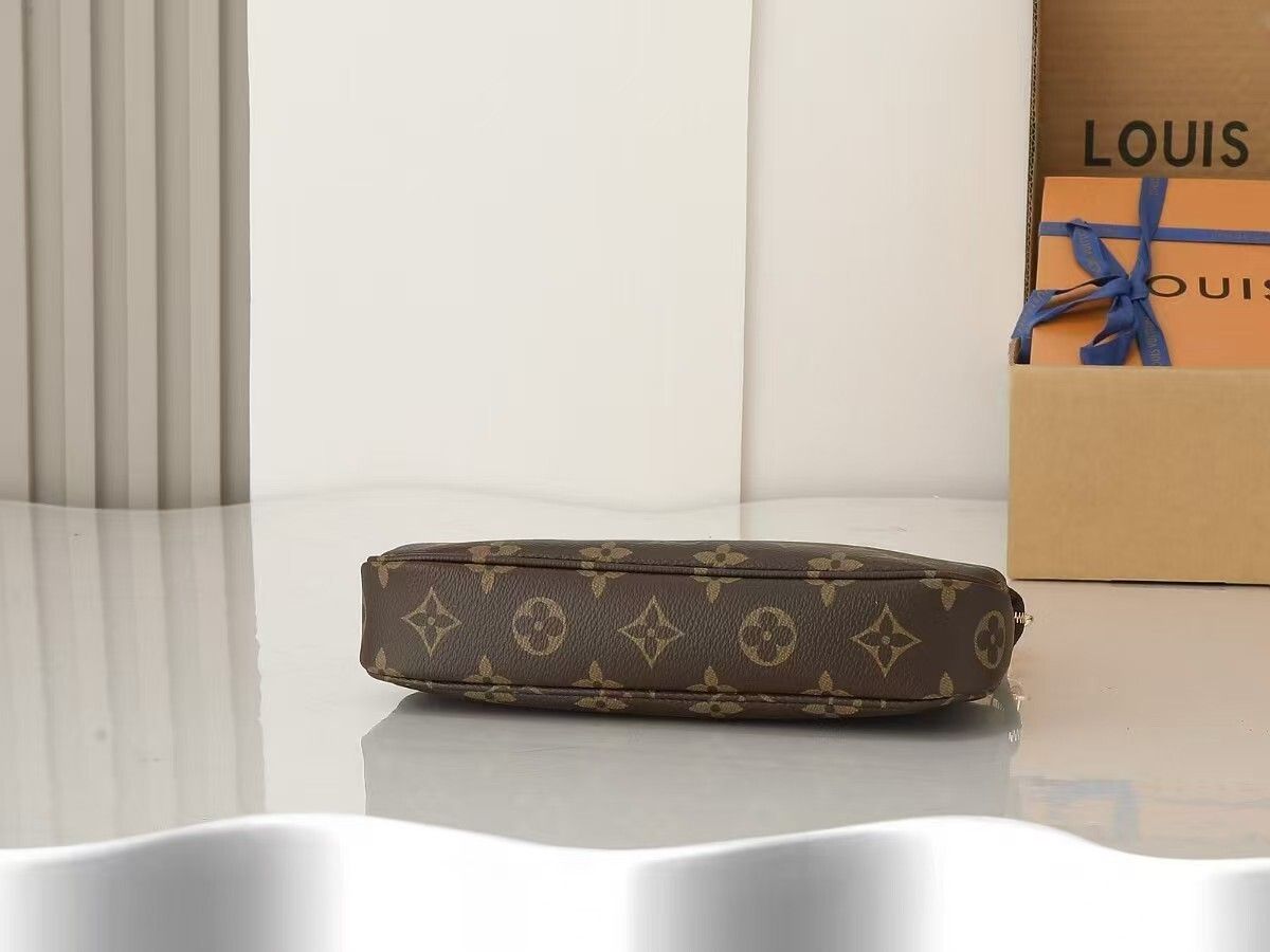 Brown Monogram Chain Shoulder Bag Q15 product view 3